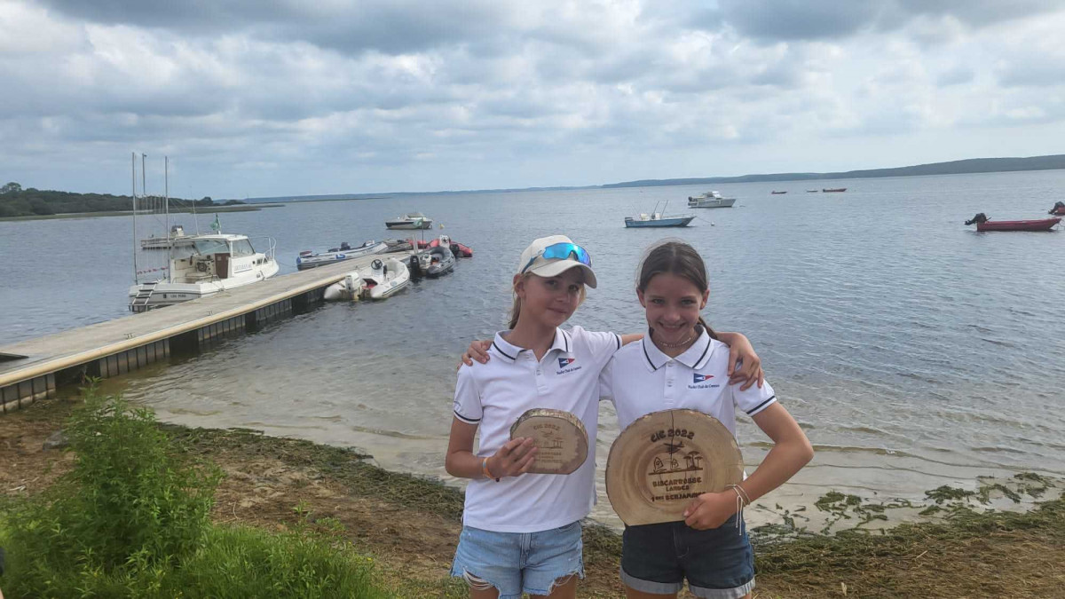 A gauche, Capucine 2ème chez les Minimes et à droite, Julie Tricaud Revil 1ère chez les Benjamines