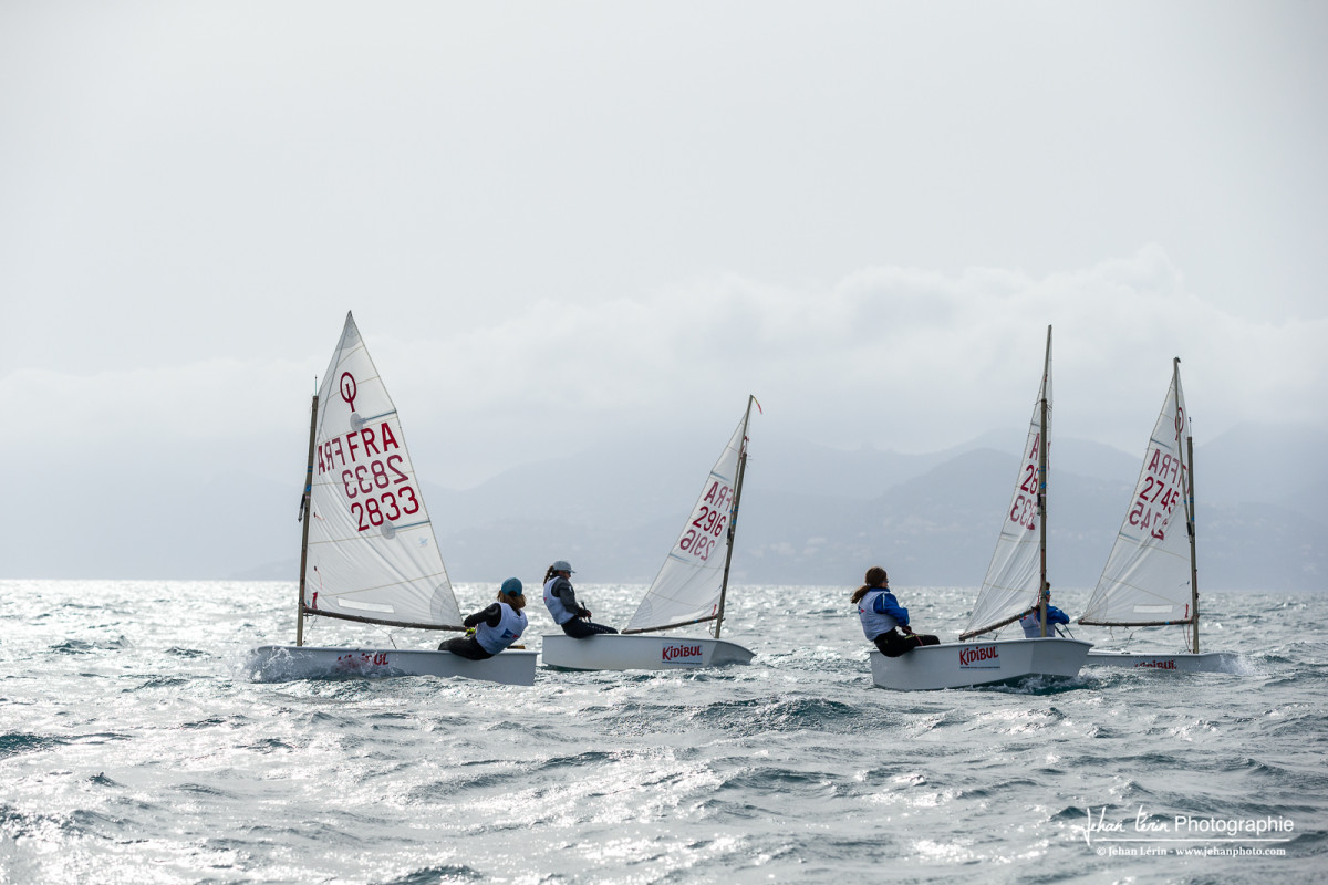 L'équipe Optimist Compétition en entraînement dans des conditions de brise