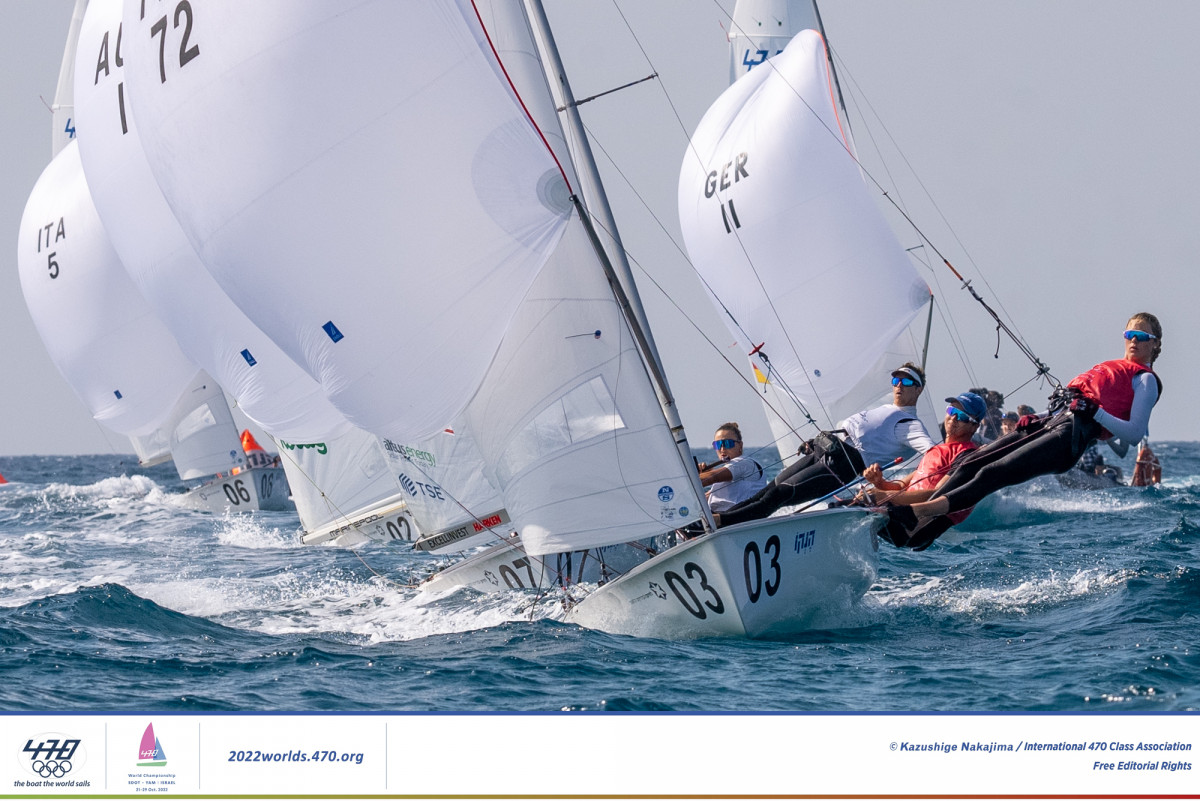 Matisse et Lucie sous spinnaker avec le maillot rouge du 3ème (FRA72) lors de la Medal Race