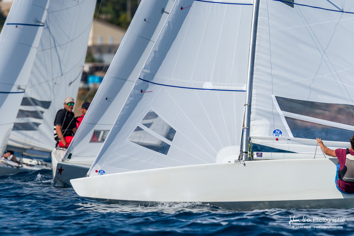 Le Star dessiné en 1911 par Francis Sweisguth est reconnaissable par sa coque à bouchain. Le Star dessiné en 1911 par Francis Sweisguth est reconnaissable par sa coque à bouchain.