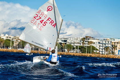 Entrainement dans la brise en Optimist Compétition
